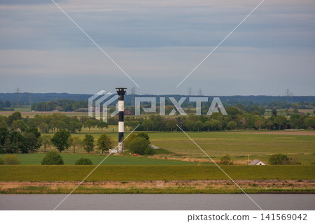 hamburg city and the elbe river hamburg city and the elbe river 141569042