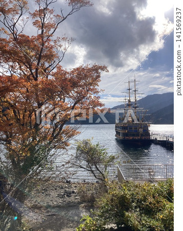 湖畔和遊船沐浴在秋天的色彩中。 141569237