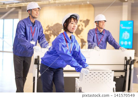 工作人員正在活動場地佈置桌椅。 141570549