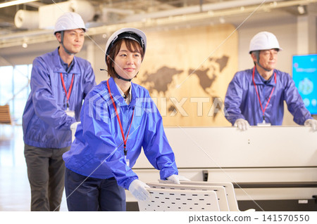 工作人員正在活動場地佈置桌椅。 141570550