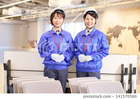 戴著頭盔的女工肖像 141570560