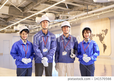 四名工作人員,兩男一女,面帶微笑,直視鏡頭。 四名工作人員,兩男一女,面帶微笑,直視鏡頭。 141570566