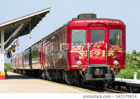 泰國國家鐵路的「皇家花號」列車由 14 節以前用於「哈馬納蘇快車」的客車車廂組成。 泰國國家鐵路的「皇家花號」列車由 14 節以前用於「哈馬納蘇快車」的客車車廂組成。 141570814