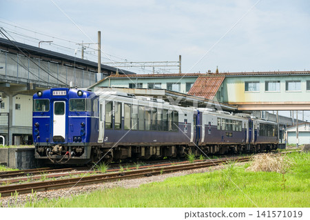 新潟縣觀光列車「Shu*Kura」將在十日町站停靠。 新潟縣觀光列車「Shu*Kura」將在十日町站停靠。 141571019