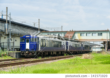 新潟縣觀光列車「Shu*Kura」將在十日町站停靠。 141571020