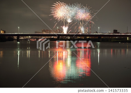 Fireworks reflected in the water Fireworks reflected in the water 141573335