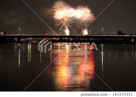 Fireworks reflected in the water Fireworks reflected in the water 141573351