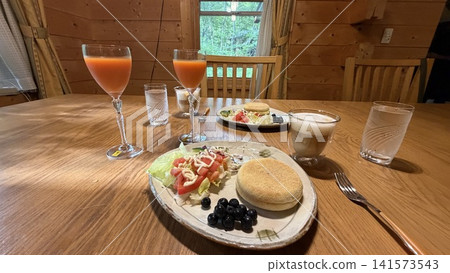 [Western food] Breakfast in a log cabin in summer 141573543