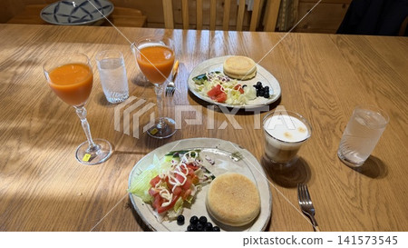 【西餐】夏日小木屋裡的早餐 【西餐】夏日小木屋裡的早餐 141573545