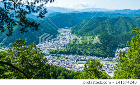 從東殿山眺望郡上八幡城及郡上八幡市的街景。 141574240