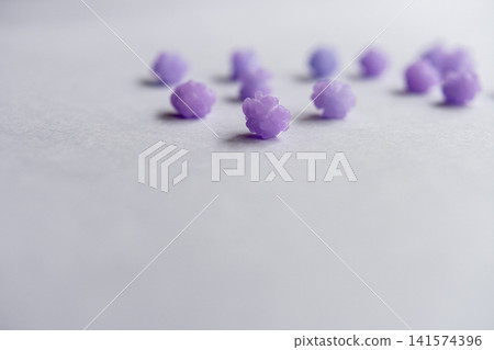 前景中那顆金平糖格外醒目,濕潤的和紙質感和紫色使其延伸到背景。 前景中那顆金平糖格外醒目,濕潤的和紙質感和紫色使其延伸到背景。 141574396