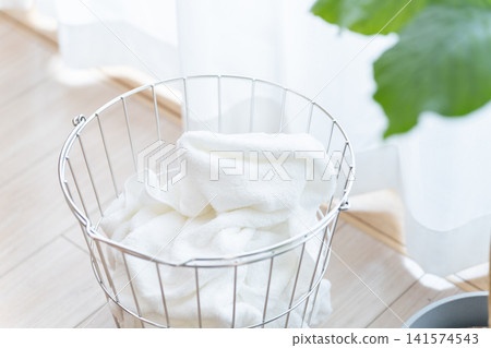 洗衣籃裡的衣物 洗衣籃裡的衣物 141574543