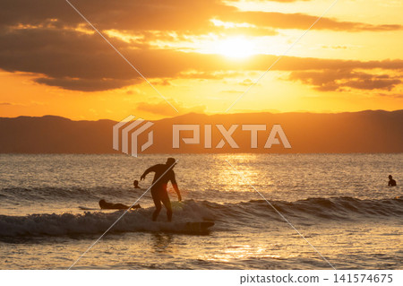 Surfing at Kugenuma Beach in Shonan, bathed in the setting sun. Surfing at Kugenuma Beach in Shonan, bathed in the setting sun. 141574675