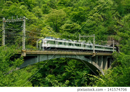 The new-color 189 series Limited Express Asama passing through Usui Pass in its heyday. The new-color 189 series Limited Express Asama passing through Usui Pass in its heyday. 141574706