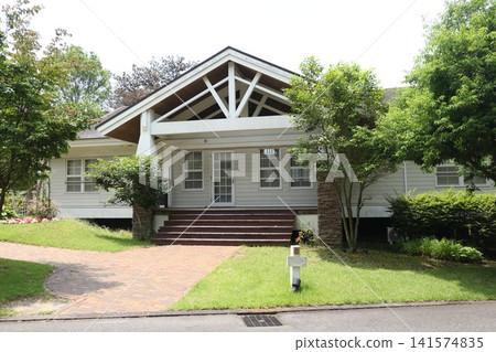 The exterior of a stylish cottage surrounded by greenery 141574835
