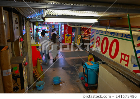 淺草,日本最古老的地下商店街的景色。 淺草,日本最古老的地下商店街的景色。 141575486