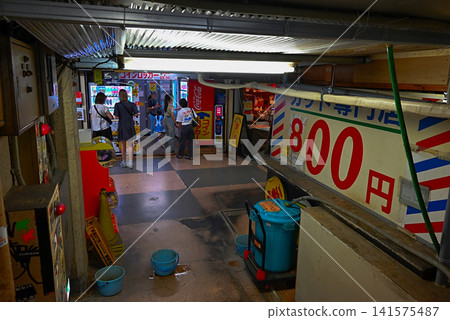 淺草,日本最古老的地下商店街的景色。 淺草,日本最古老的地下商店街的景色。 141575487