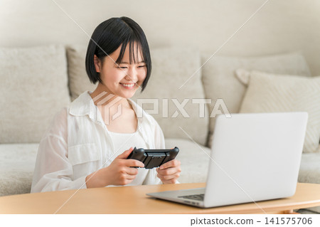 國中和高中女生在客廳玩網路遊戲和電子遊戲。 141575706