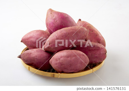 Sweet potatoes served in a basket (Beni Azuma variety) Sweet potatoes served in a basket (Beni Azuma variety) 141576131
