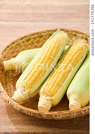 玉米：帶皮的生玉米，裝在竹籃裡。 141576366