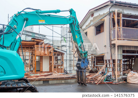 木屋拆除工程、液壓挖土機、拆除抓斗、抓鉤、堆高機 141576375