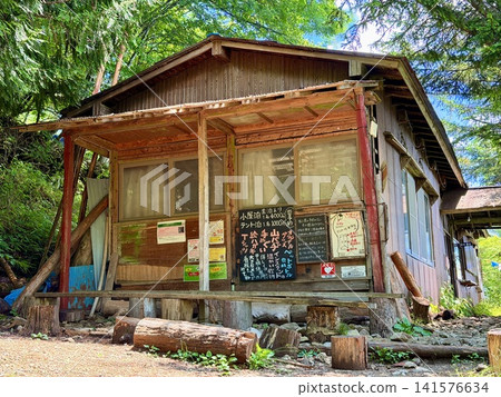從山梨縣丹葉山村的七石小屋眺望七石山頂附近的夏季山景,可以看到藍天和鴨澤路線沿線的山脈。 從山梨縣丹葉山村的七石小屋眺望七石山頂附近的夏季山景,可以看到藍天和鴨澤路線沿線的山脈。 141576634