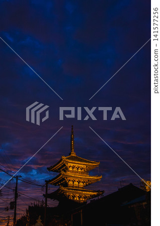 京都的八坂塔在夜空中巍然聳立,燈火光輝。 京都的八坂塔在夜空中巍然聳立,燈火光輝。 141577256
