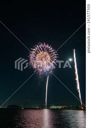 Large, spectacular fireworks light up the night sky at the Gamagori Fireworks Festival. Large, spectacular fireworks light up the night sky at the Gamagori Fireworks Festival. 141577309