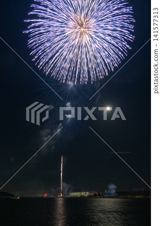 Large, spectacular fireworks light up the night sky at the Gamagori Fireworks Festival. Large, spectacular fireworks light up the night sky at the Gamagori Fireworks Festival. 141577313