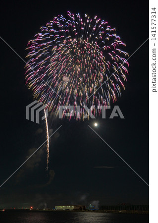 Large, spectacular fireworks light up the night sky at the Gamagori Fireworks Festival. Large, spectacular fireworks light up the night sky at the Gamagori Fireworks Festival. 141577314