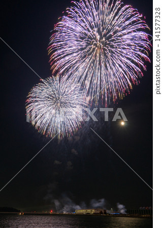 Large, spectacular fireworks light up the night sky at the Gamagori Fireworks Festival. Large, spectacular fireworks light up the night sky at the Gamagori Fireworks Festival. 141577328