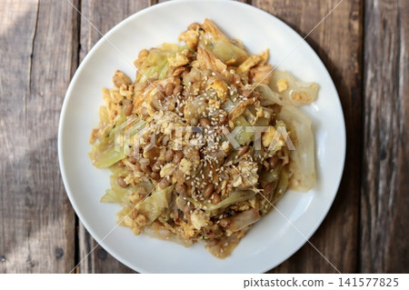 納豆炒飯配大量生菜和雜糧——一道用剩生菜做的米飯料理 納豆炒飯配大量生菜和雜糧——一道用剩生菜做的米飯料理 141577825