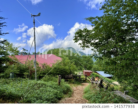 位於埼玉縣秩父市雲取山頂附近的雲取山莊是山間旅館,提供餐飲和住宿,以及森林中的露營地。 位於埼玉縣秩父市雲取山頂附近的雲取山莊是山間旅館,提供餐飲和住宿,以及森林中的露營地。 141577938