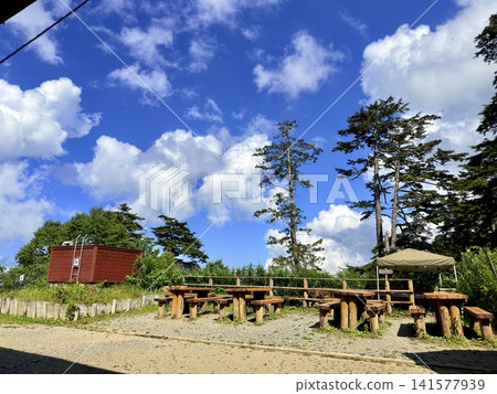 位於埼玉縣秩父市雲取山頂附近的雲取山莊是山間旅館,提供餐飲和住宿,以及森林中的露營地。 位於埼玉縣秩父市雲取山頂附近的雲取山莊是山間旅館,提供餐飲和住宿,以及森林中的露營地。 141577939