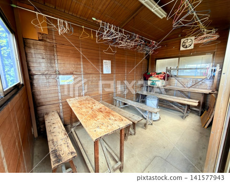 位於埼玉縣秩父市雲取山頂附近的雲取山莊是山間旅館，提供餐飲和住宿，以及森林中的露營地。 141577943