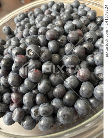 Lots of blueberries in a bowl Lots of blueberries in a bowl 141578124