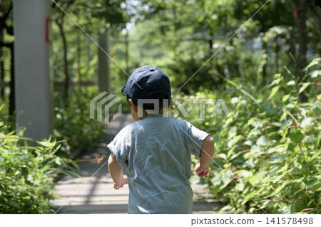 一個男孩興奮地捕捉昆蟲 一個男孩興奮地捕捉昆蟲 141578498