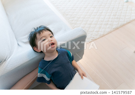 看圖畫書的男孩 看圖畫書的男孩 141579587