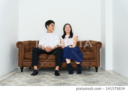 一對年輕男女對視著對方的眼睛交談。 一對年輕男女對視著對方的眼睛交談。 141579834