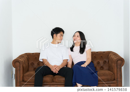A young man and woman look into each other's eyes and talk. A young man and woman look into each other's eyes and talk. 141579838
