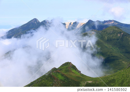 從北海道羅臼山頂峰眺望知床山脈,包括三峰山和硫磺山。 從北海道羅臼山頂峰眺望知床山脈,包括三峰山和硫磺山。 141580302