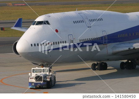 一架波音747飛機被拖車推回。 一架波音747飛機被拖車推回。 141580450