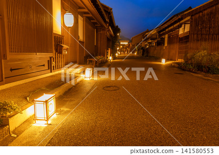 在三重縣龜山市關宿東海道舉行的關宿祇園夏季祭期間，人們在夜晚點亮燈籠。 141580553
