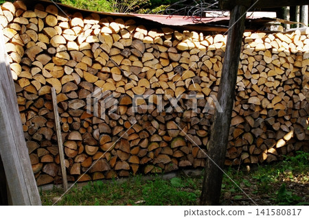 In the Atanogo and Hiwada districts of Takane-cho, Takayama City, autumn is arriving and preparations for winter are underway. In the Atanogo and Hiwada districts of Takane-cho, Takayama City, autumn is arriving and preparations for winter are underway. 141580817