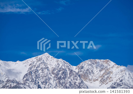 [Snowy Mountain Footage] Mount Goryu in the Ushirotateyama Mountain Range, covered in autumn snow [Nagano Prefecture] 141581393