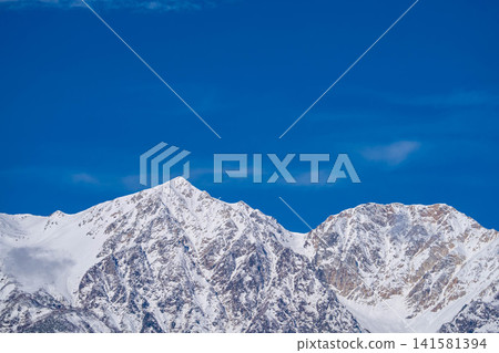 [Snowy Mountain Footage] Mount Goryu in the Ushirotateyama Mountain Range, covered in autumn snow [Nagano Prefecture] 141581394