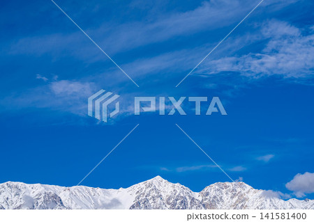 [Snowy Mountain Footage] Mount Goryu in the Ushirotateyama Mountain Range, covered in autumn snow [Nagano Prefecture] 141581400