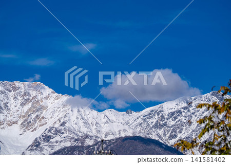 [Snowy Mountain Footage] Mount Goryu in the Ushirotateyama Mountain Range, covered in autumn snow [Nagano Prefecture] 141581402