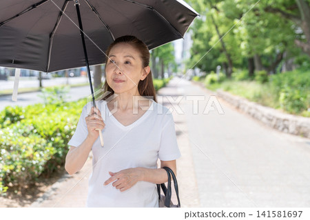 資深婦女遮陽簾 141581697