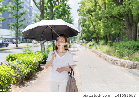 資深婦女遮陽簾 資深婦女遮陽簾 141581698